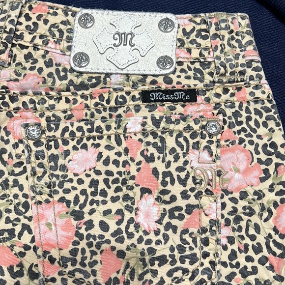 Floral/Leopard Print Miss Me Shorts - Picture 7 of 10